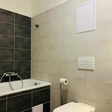 Happy Blue Downtown Center アパート